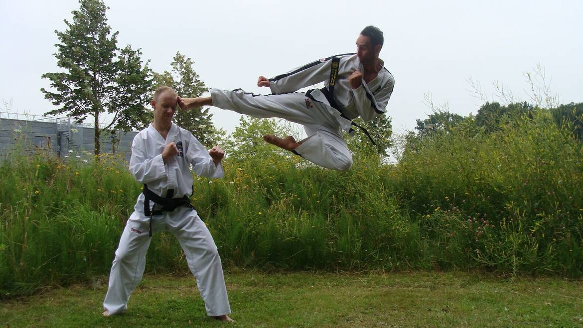 Kinderen in dobok tijdens de Taekwon-Do jeugdtraining van Chong Do Kwan in Schijndel