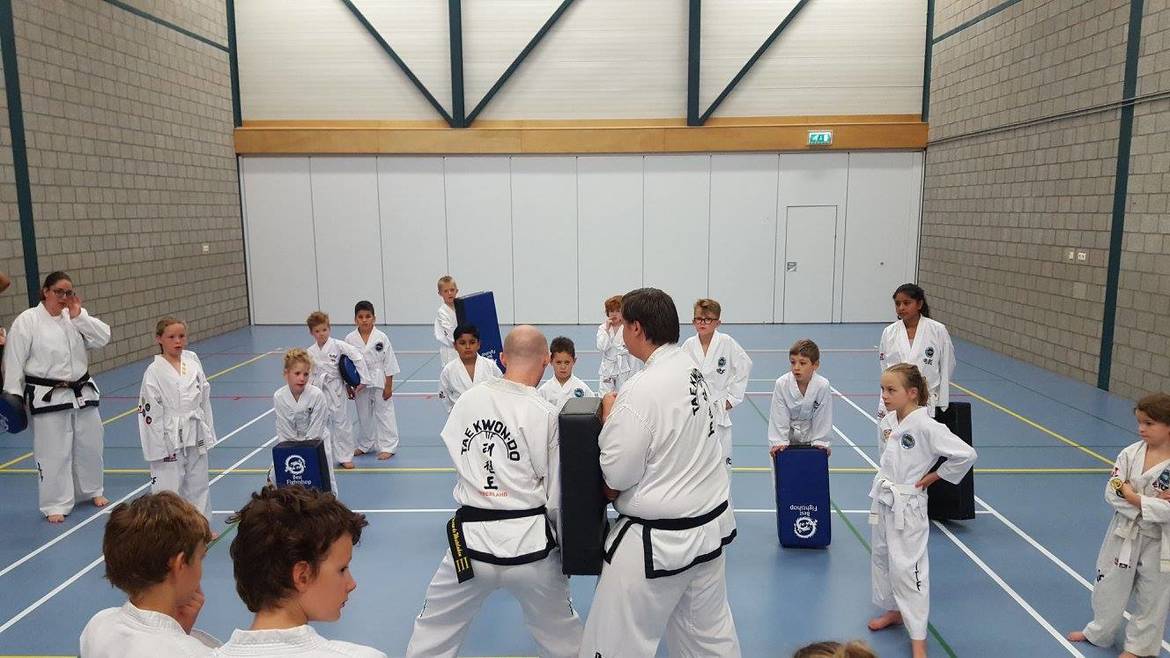 Taekwon-Do lid voert een tul uit tijdens de training bij Chong Do Kwan